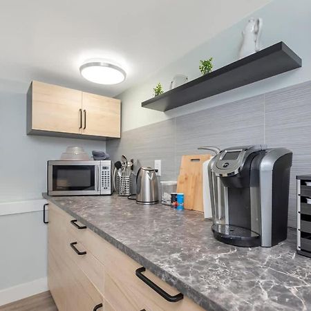 Quaint 1 Bedroom Lower Suite In Victoria, Bc Экстерьер фото