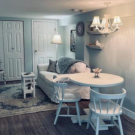 Quaint 1 Bedroom Lower Suite In Victoria, Bc Экстерьер фото