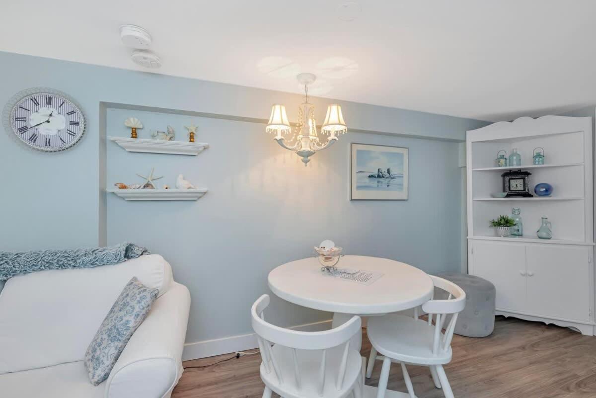 Quaint 1 Bedroom Lower Suite In Victoria, Bc Экстерьер фото