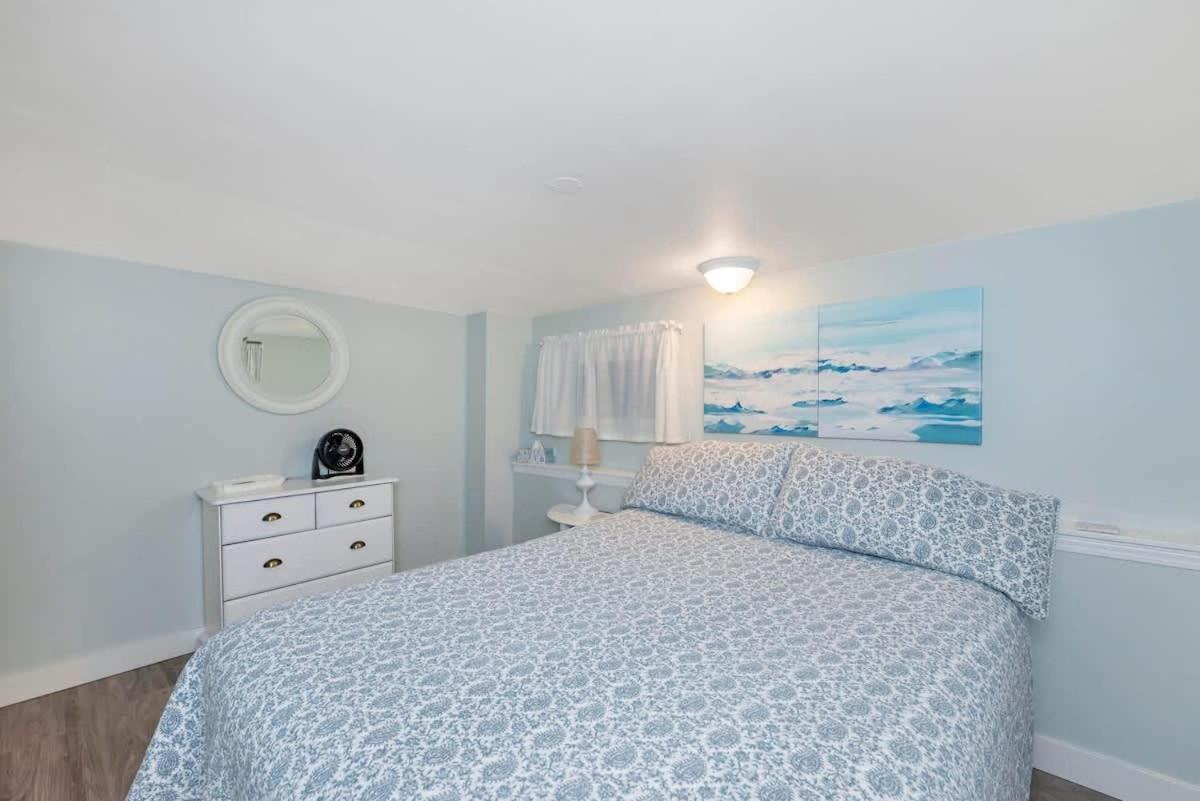 Quaint 1 Bedroom Lower Suite In Victoria, Bc Экстерьер фото
