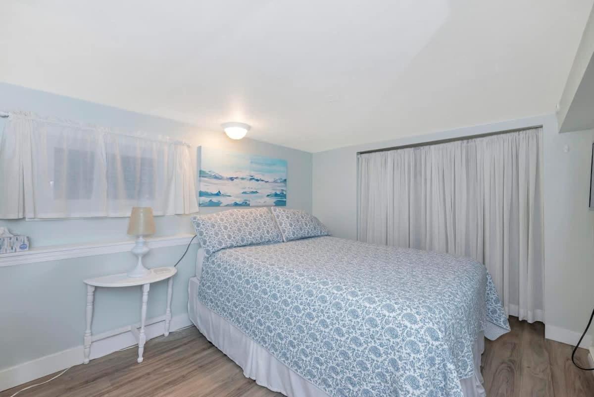 Quaint 1 Bedroom Lower Suite In Victoria, Bc Экстерьер фото