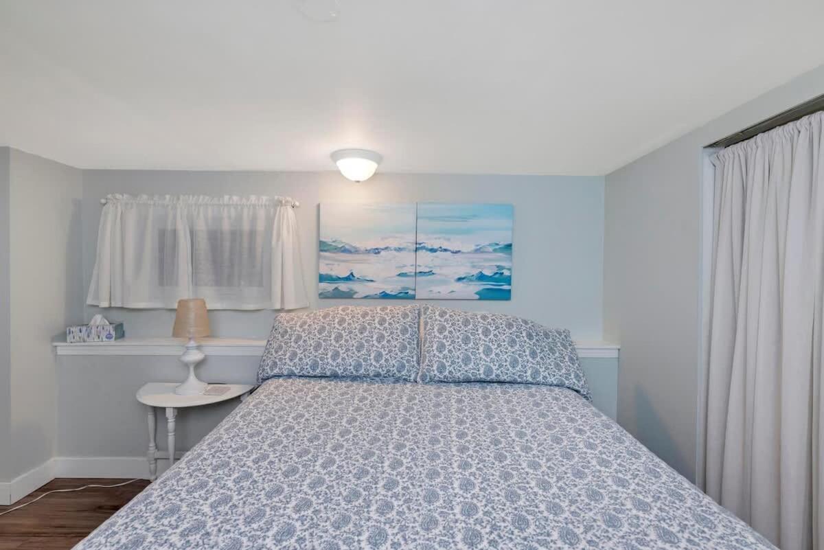 Quaint 1 Bedroom Lower Suite In Victoria, Bc Экстерьер фото