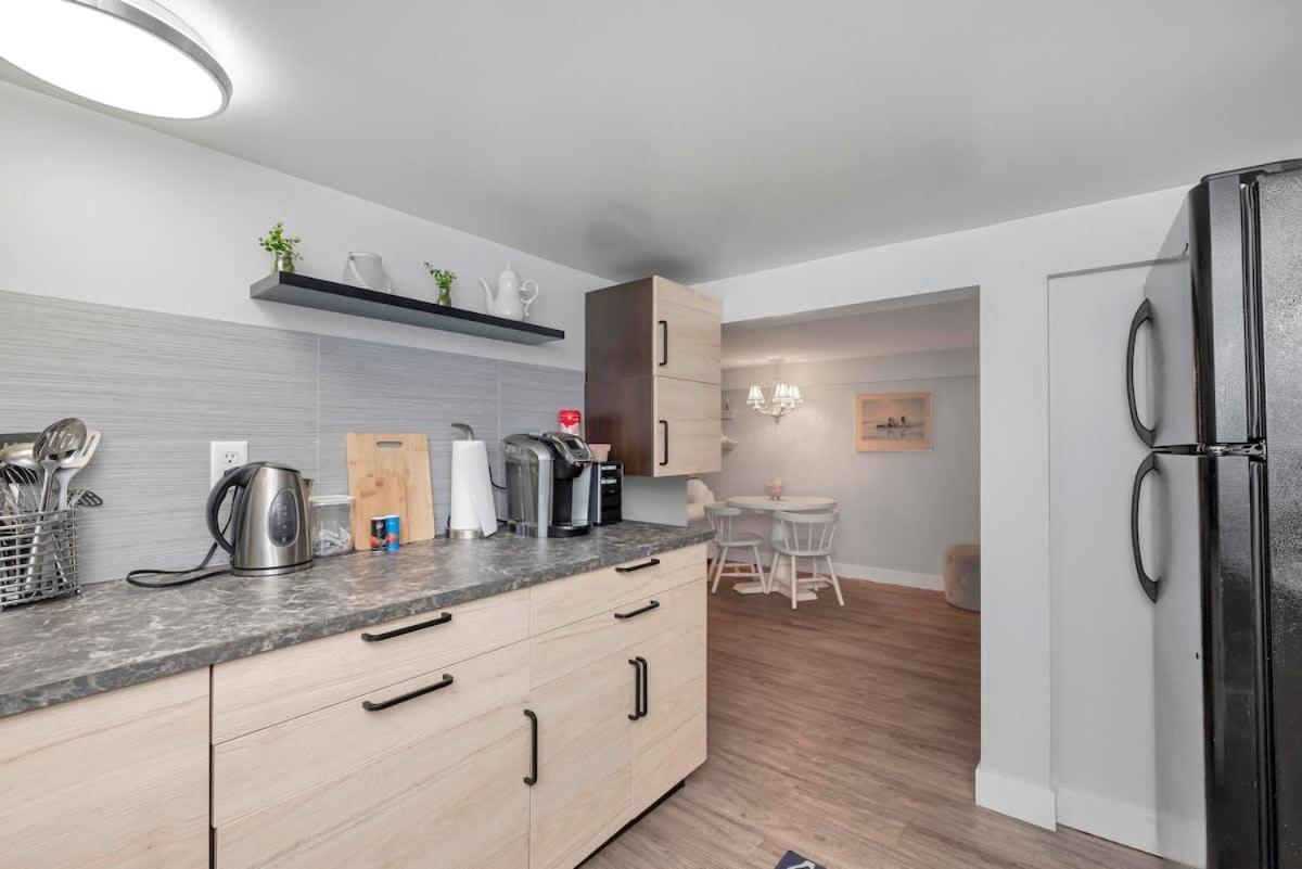 Quaint 1 Bedroom Lower Suite In Victoria, Bc Экстерьер фото