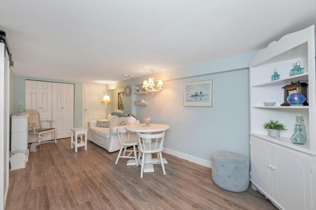 Quaint 1 Bedroom Lower Suite In Victoria, Bc Экстерьер фото