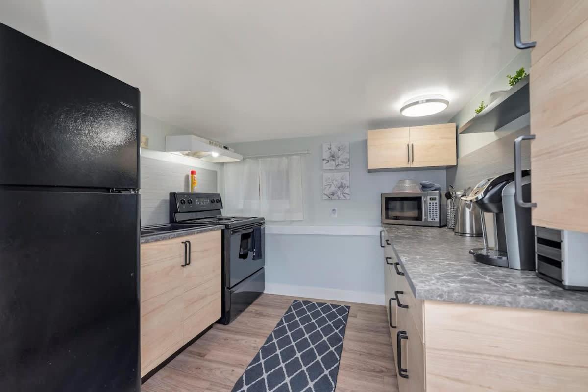 Quaint 1 Bedroom Lower Suite In Victoria, Bc Экстерьер фото